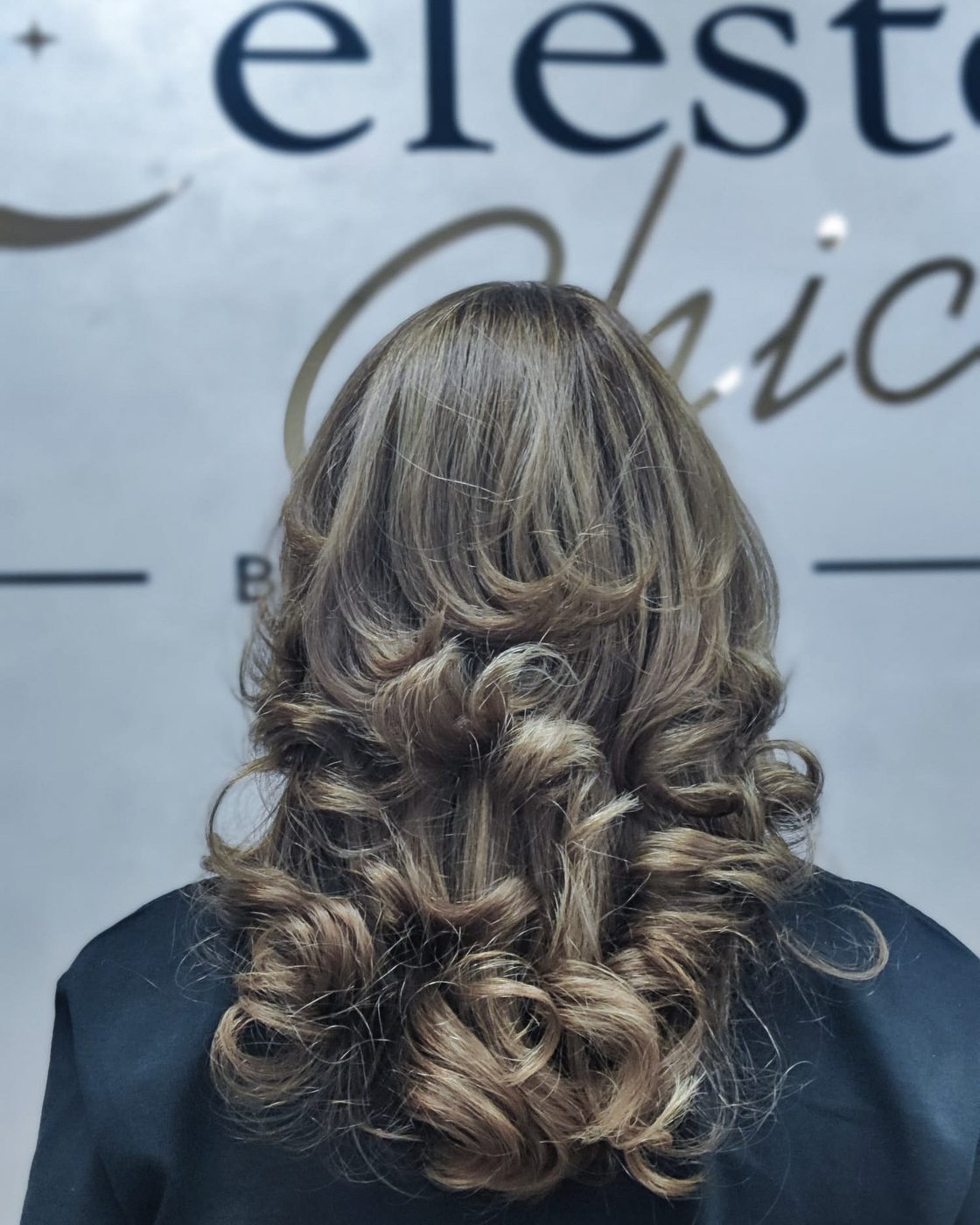 Coafură cu bucle - Celeste Chic